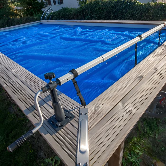 rechteckiger Echtholzpool mit Solarnoppenfolie