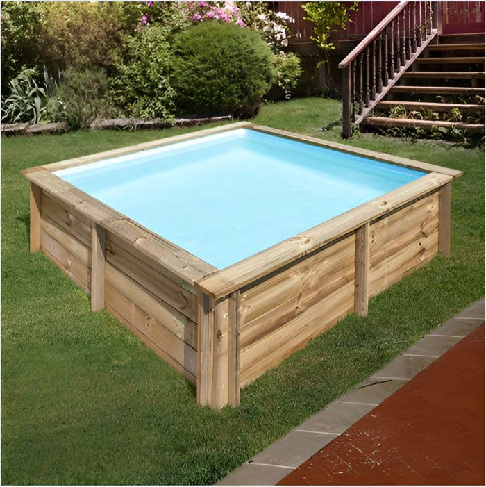 aufgebauter Echtholzpool City im Garten