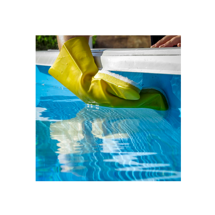 Gre Handschuh mit Reinigungsschwamm beim Reinigen der Wasserlinie und des Beckenrands