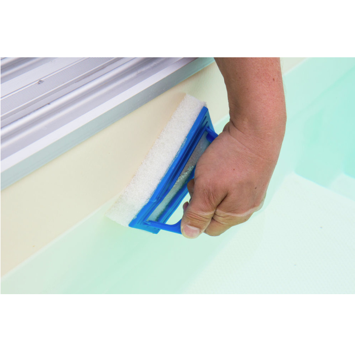 Steinbach Handschrubber Deluxe beim Reinigen einer Poolwand